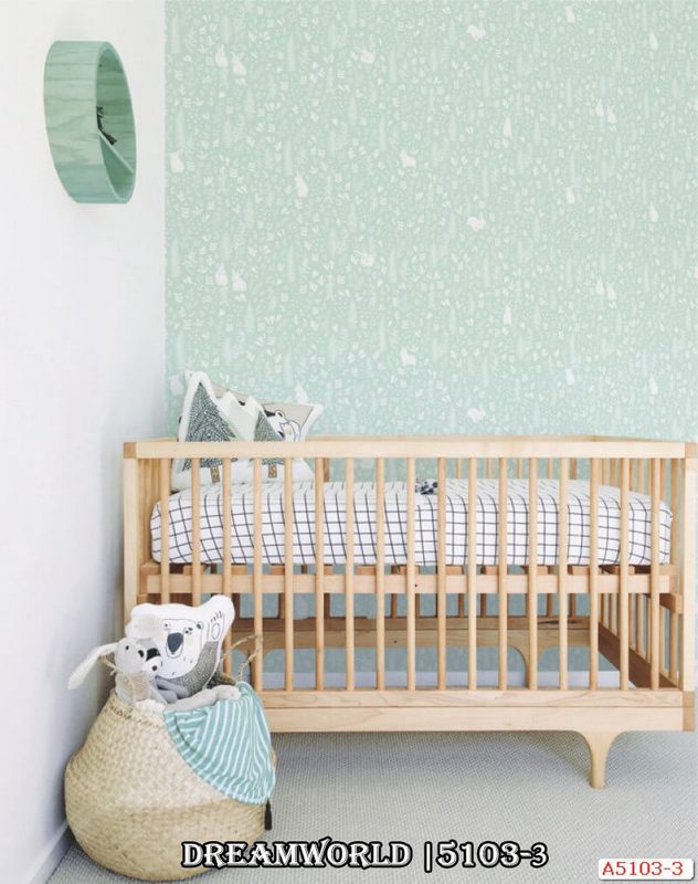 Họa tiết hoa lá và động vật nhỏ, tông màu xanh đậm, mẫu giấy dán tường này phù hợp làm điểm nhấn trong phòng của bé.